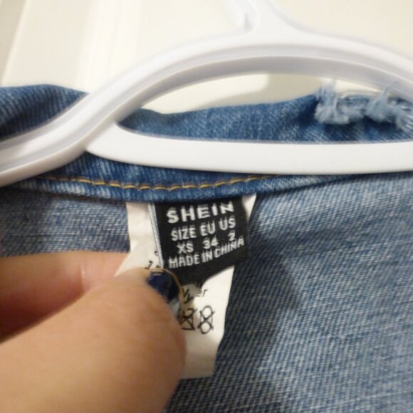 SHEIN super distressed and frayed cropped denim jacket - Picture 3 of 9